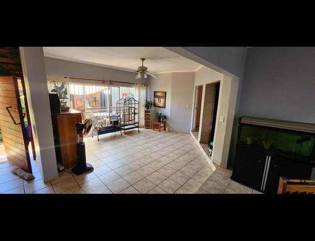 6 BEDROOM HOUSE FOR SALE IN THERESAPARK